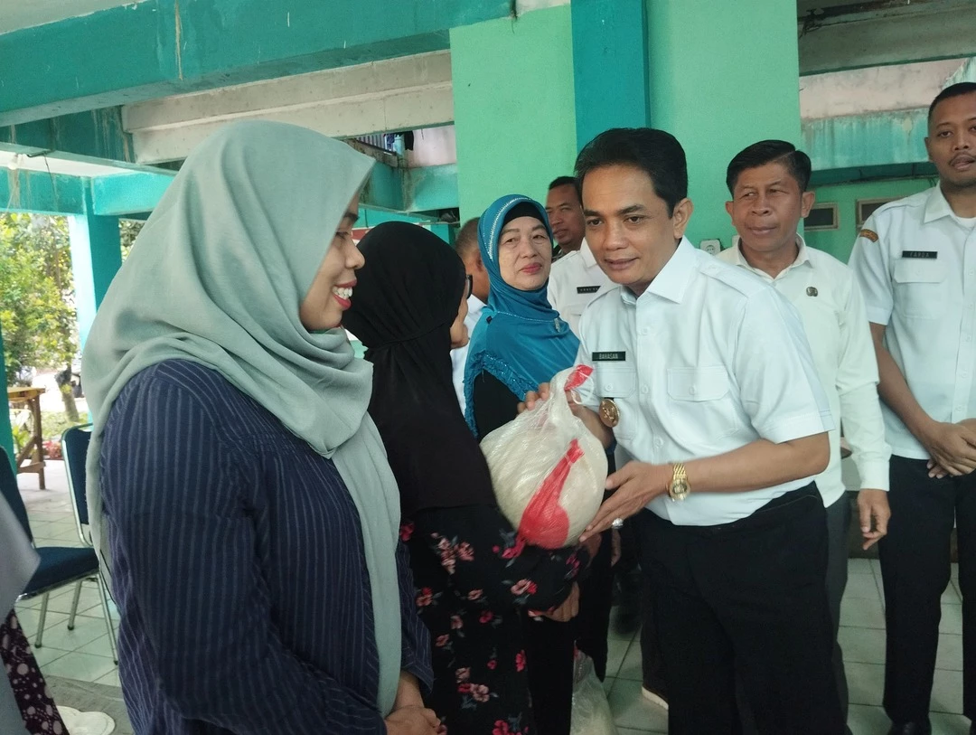 Pemkot Pontianak Salurkan 1,96 Ton Beras untuk Warga Rusunawa